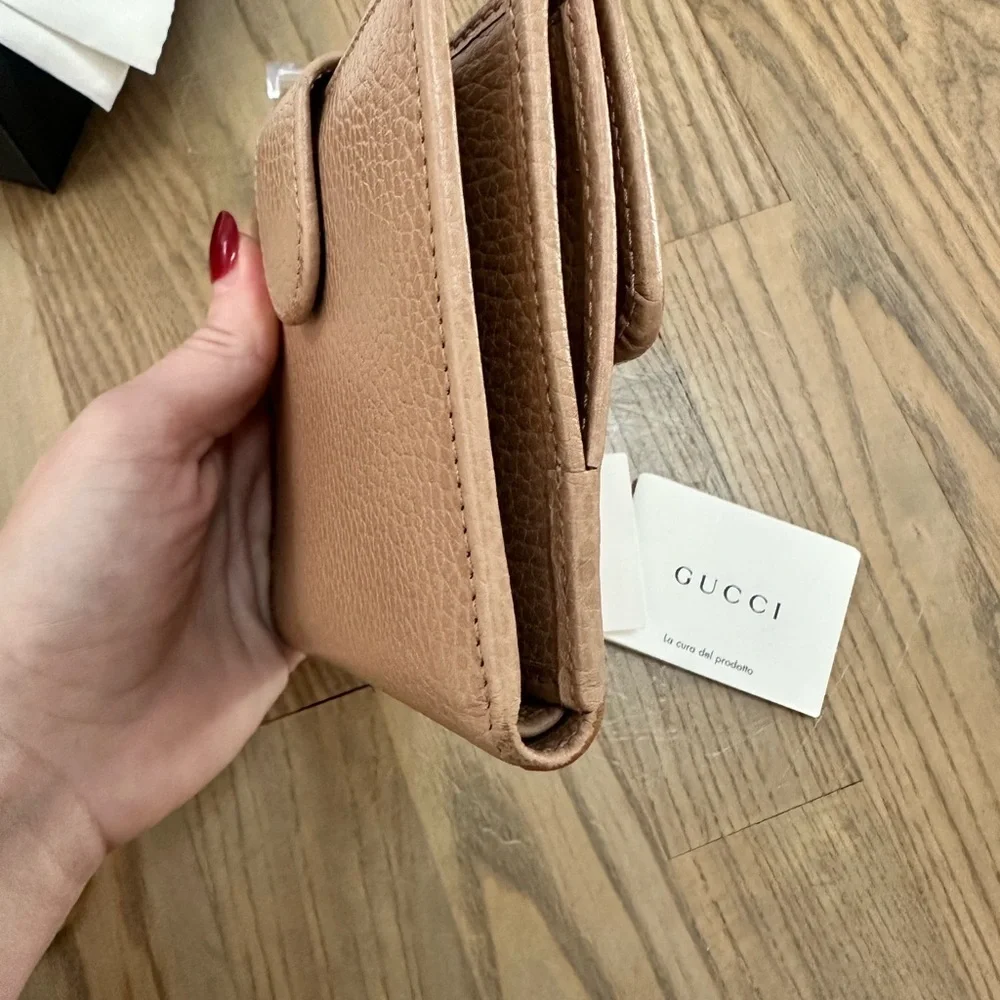 Gucci Tan Leather Wallet with Gold Accent- Box, Dust Bag, Chain and COA included - Picture 7 of 11